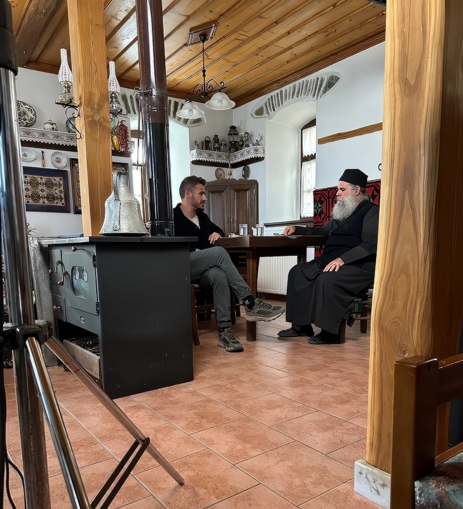"Akis' Food Tour": Ο Άκης Πετρετζίκης εξερευνά γαστρονομικά Τήνο και Άγιο Όρος