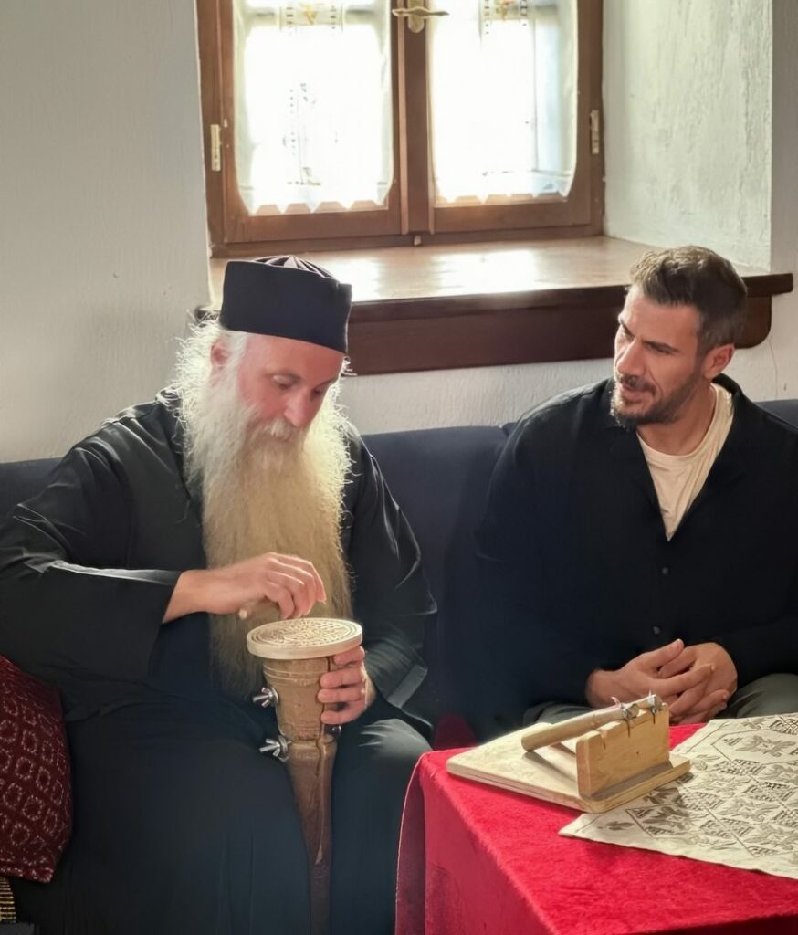 "Akis' Food Tour": Ο Άκης Πετρετζίκης εξερευνά γαστρονομικά Τήνο και Άγιο Όρος