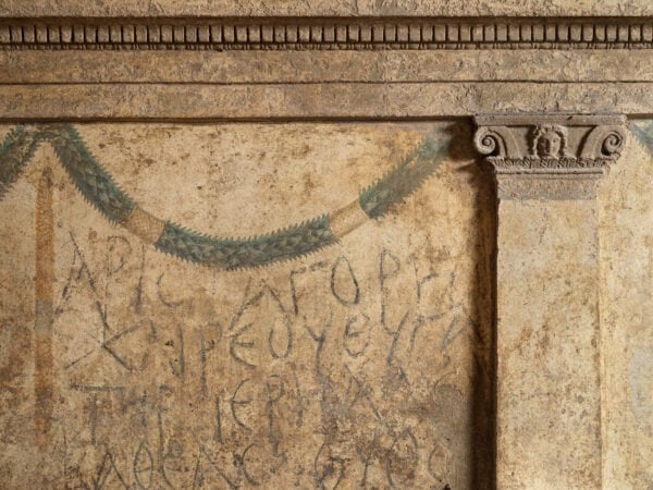 Η μυστηριώδης ελληνική νεκρόπολη που αποκαλύφθηκε στα σπλάχνα της Νάπολης (φωτό)
