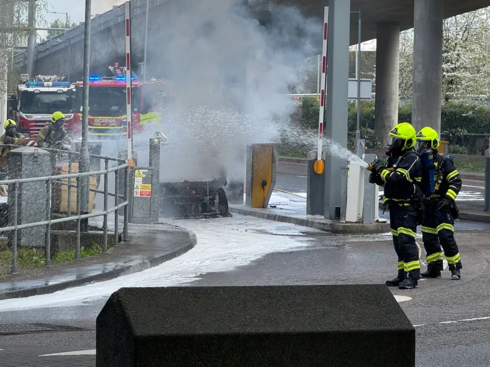 Βρετανία: Όχημα παραδόθηκε στις φλόγες στο αεροδρόμιο Γκάτγουικ
