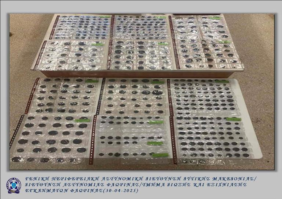 Ευρήματα που είχε στην κατοχή της η 67χρονη στη Φλώρινα / Φωτογραφία από την Ελληνική Αστυνομία