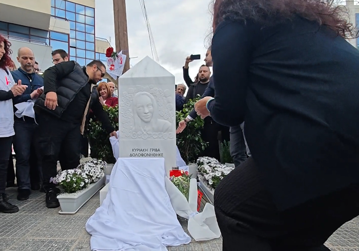 Κυριακή Γρίβα: Λύγισε η μητέρα της στα αποκαλυπτήρια του μνημείου της, ένα χρόνο μετά το τραγικό φονικό στους Αγίους Αναργύρους