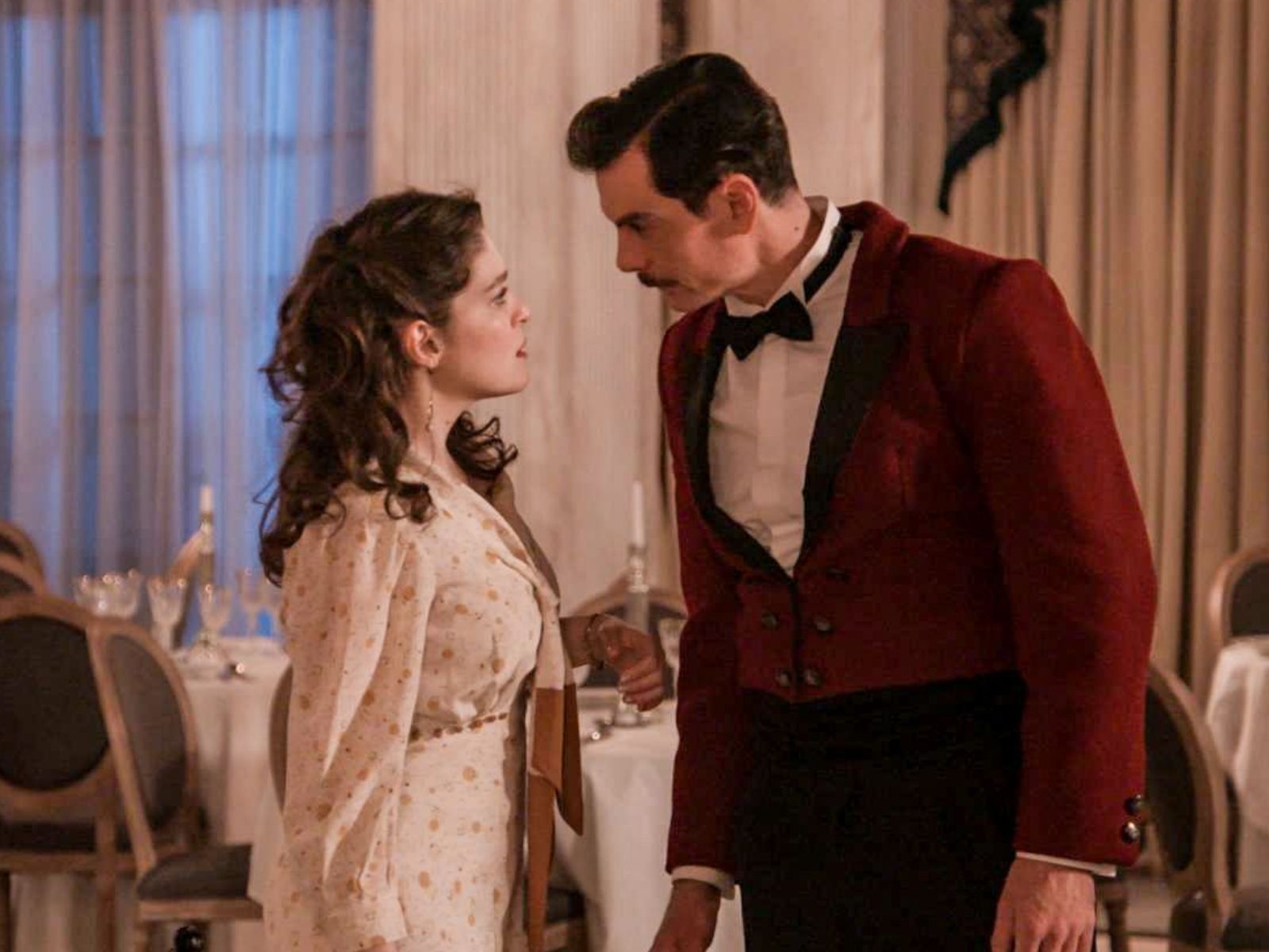 Grand Hotel: Η Αλίκη λιποθυμά και ο Πέτρος δεν μπορεί να τη βοηθήσει