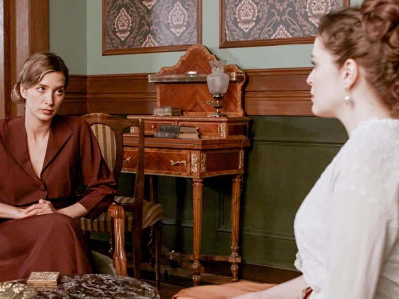 Grand-Hotel-eleni-leei-tin-alitheia-stin-aliki-kai-katafernei-na-sosei-to-petro_1745910711