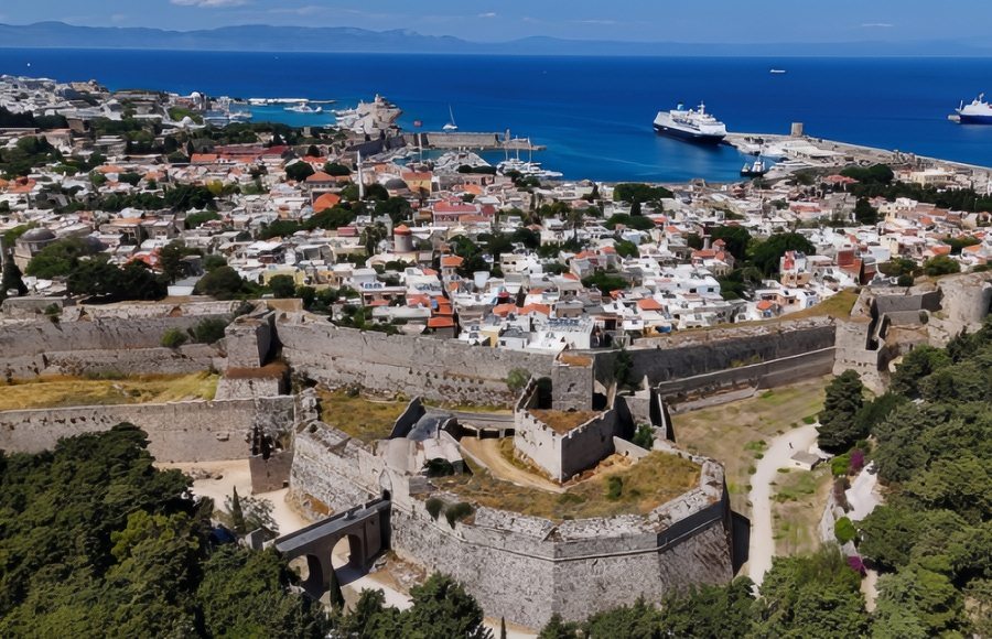 "Happy Traveller": Ο Ευτύχης, η Ηλέκτρα και η οικογένειά τους εξερευνούν τη μαγευτική Ρόδο
