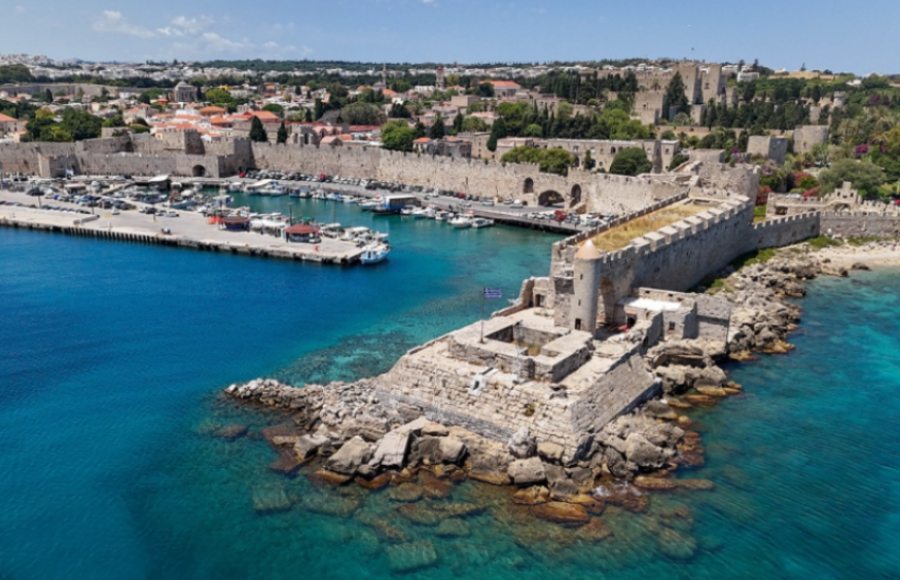 "Happy Traveller": Ο Ευτύχης, η Ηλέκτρα και η οικογένειά τους εξερευνούν τη μαγευτική Ρόδο