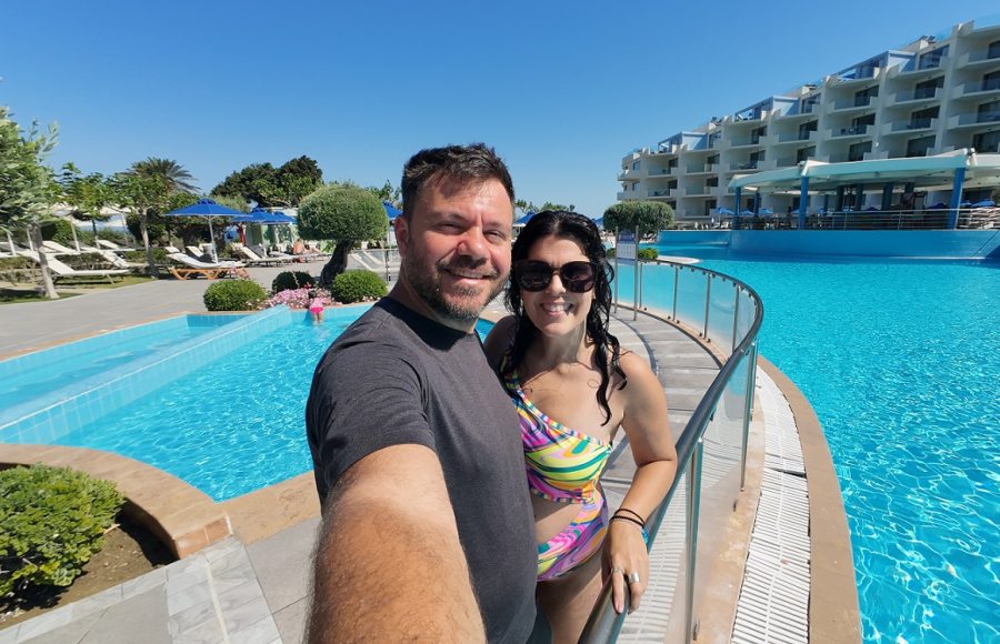 "Happy Traveller": Ο Ευτύχης, η Ηλέκτρα και η οικογένειά τους εξερευνούν τη μαγευτική Ρόδο