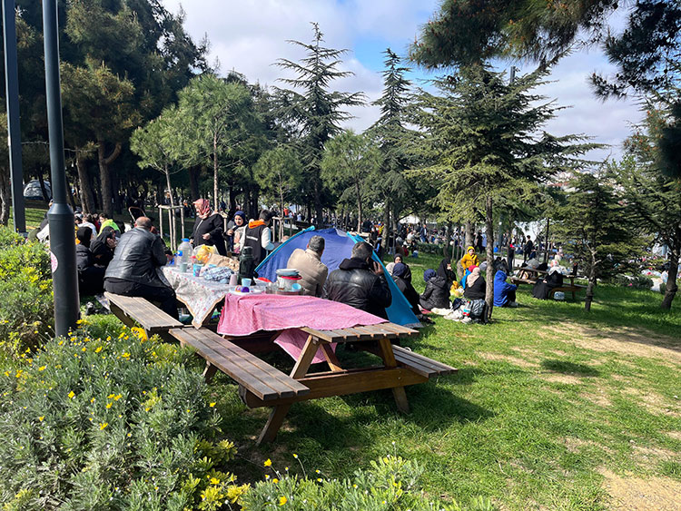 Σεισμός στην Τουρκία: Χιλιάδες κάτοικοι της Κωνσταντινούπολης διανυκτέρευσαν σε πάρκα – Πάνω από 120 μετασεισμοί, στους 151 οι τραυματίες – ΦΩΤΟ και ΒΙΝΤΕΟ