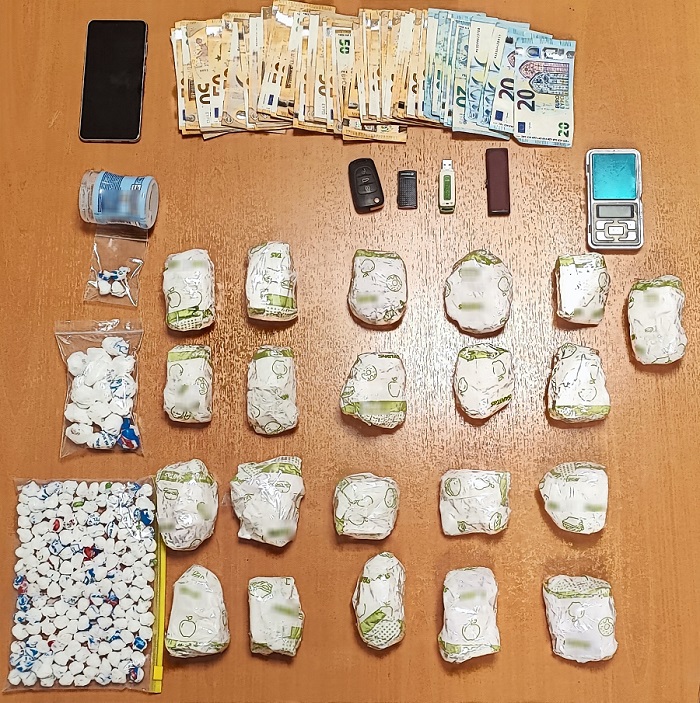 Αντικείμενα του 34χρονου που κατάσχεσαν οι αρχές