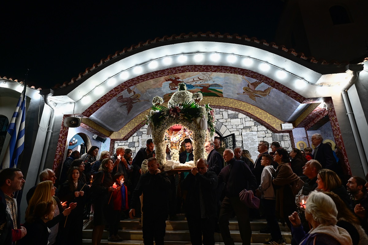 Μεγάλη Παρασκευή: Κορύφωση του Θείου Πάθους με συγκλονιστικές εικόνες σε κάθε γωνιά της Ελλάδας