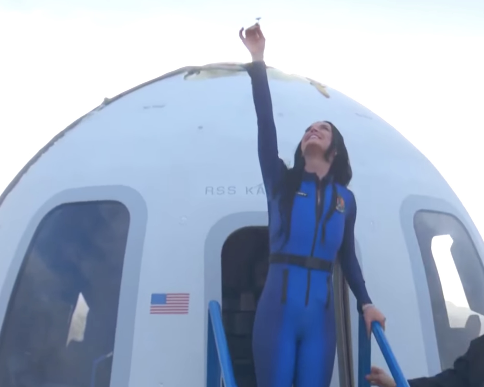 Blue Origin: Στο διάστημα εκτοξεύτηκαν Κέιτι Πέρι και Λόρεν Σάντσεζ – Εντυπωσιακά ΦΩΤΟ και ΒΙΝΤΕΟ από την πρώτη αμιγώς γυναικεία αποστολή από το 1963