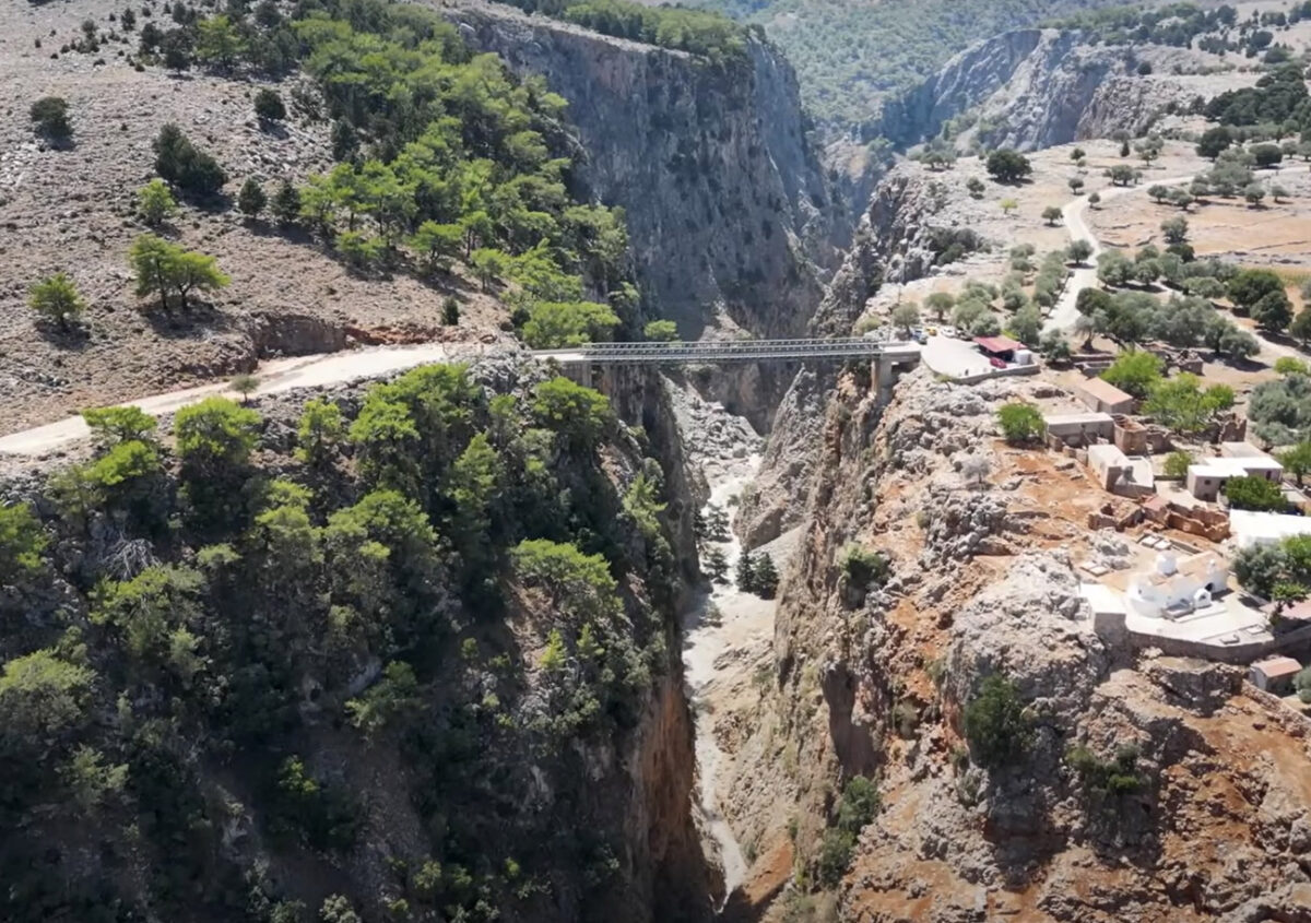Γέφυρα Αράδαινας: Το εντυπωσιακότερο γεφύρι της Ελλάδας με πανοραμική θέα που καθηλώνει