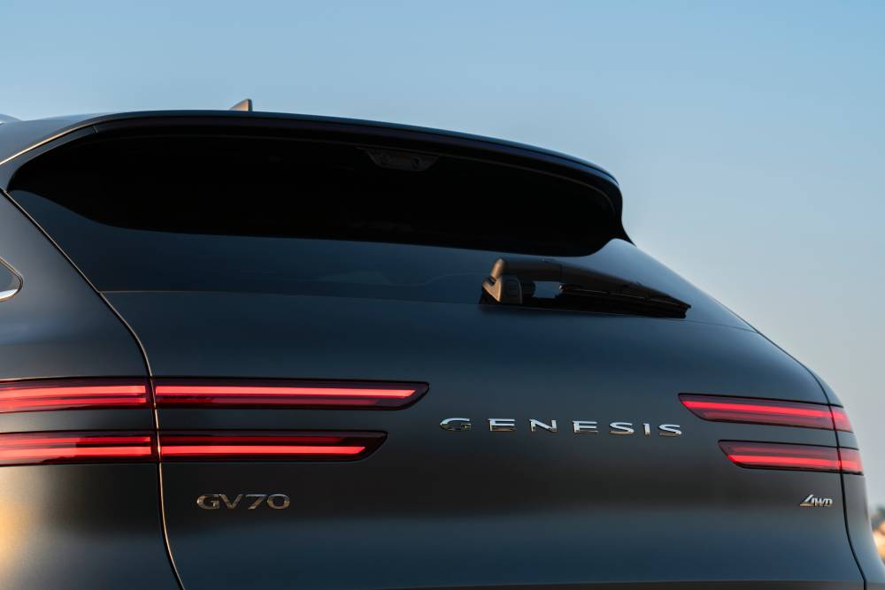 Νέο Genesis GV70 εντυπωσιάζει με γιγαντιαία οθόνη και αποκλειστικά βενζινοκίνητη έκδοση