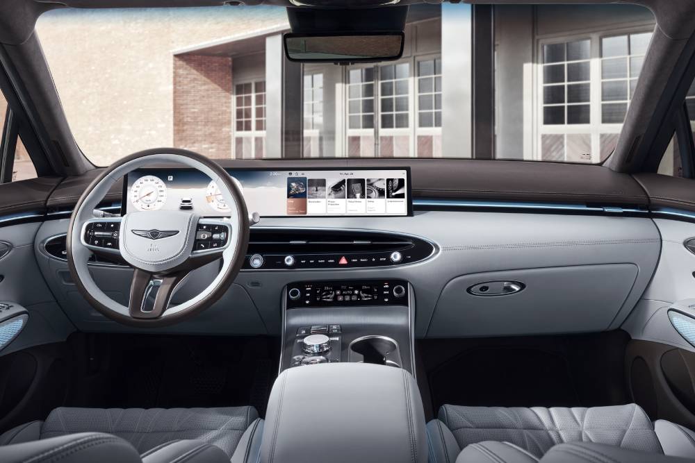 Νέο Genesis GV70 εντυπωσιάζει με γιγαντιαία οθόνη και αποκλειστικά βενζινοκίνητη έκδοση