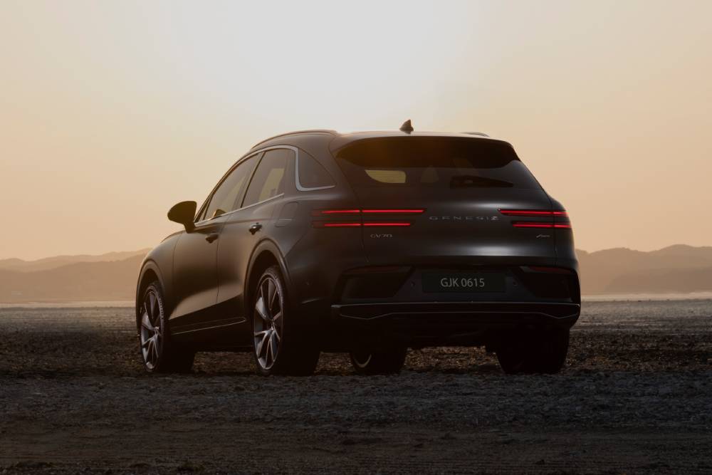Νέο Genesis GV70 εντυπωσιάζει με γιγαντιαία οθόνη και αποκλειστικά βενζινοκίνητη έκδοση