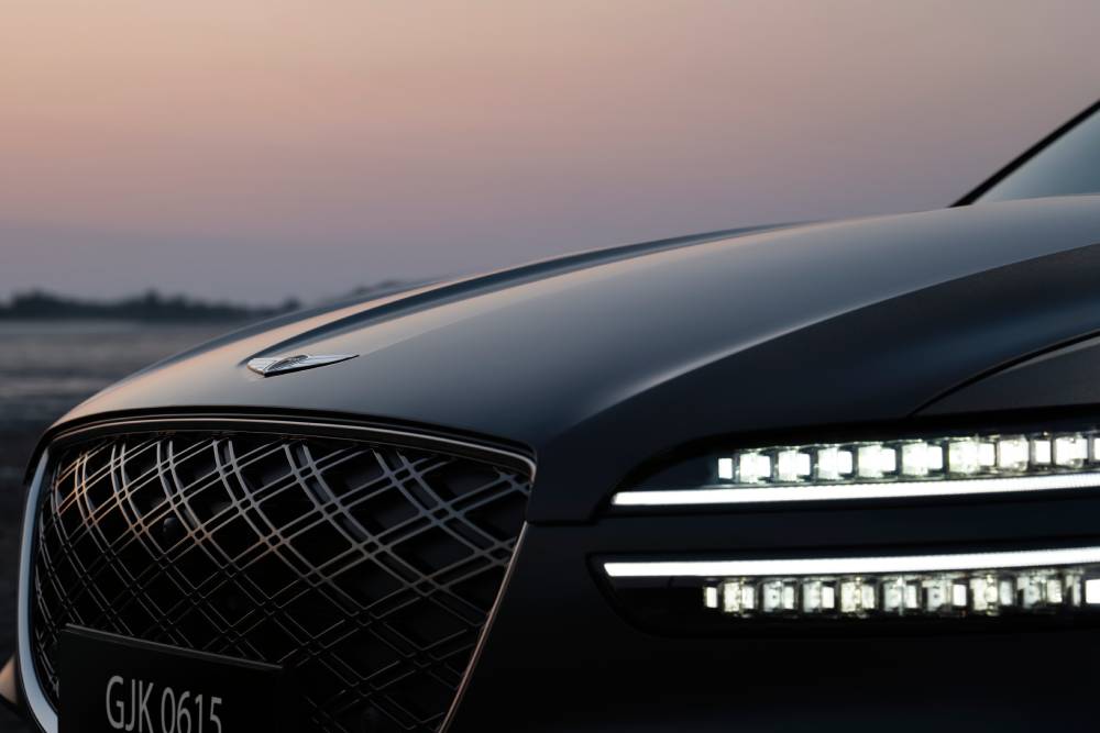 Νέο Genesis GV70 εντυπωσιάζει με γιγαντιαία οθόνη και αποκλειστικά βενζινοκίνητη έκδοση