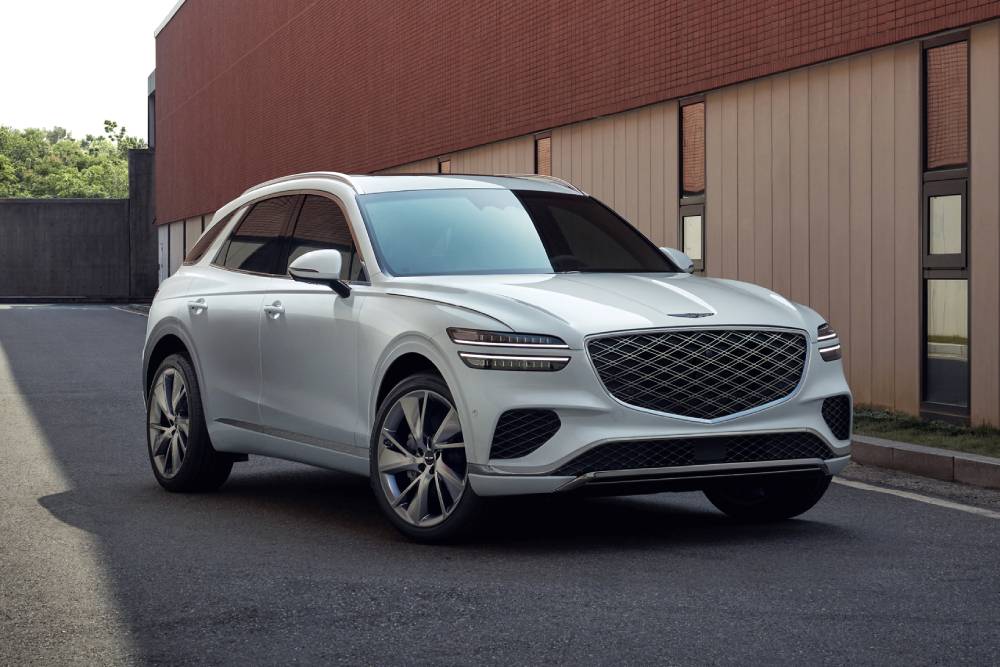 Νέο Genesis GV70 εντυπωσιάζει με γιγαντιαία οθόνη και αποκλειστικά βενζινοκίνητη έκδοση