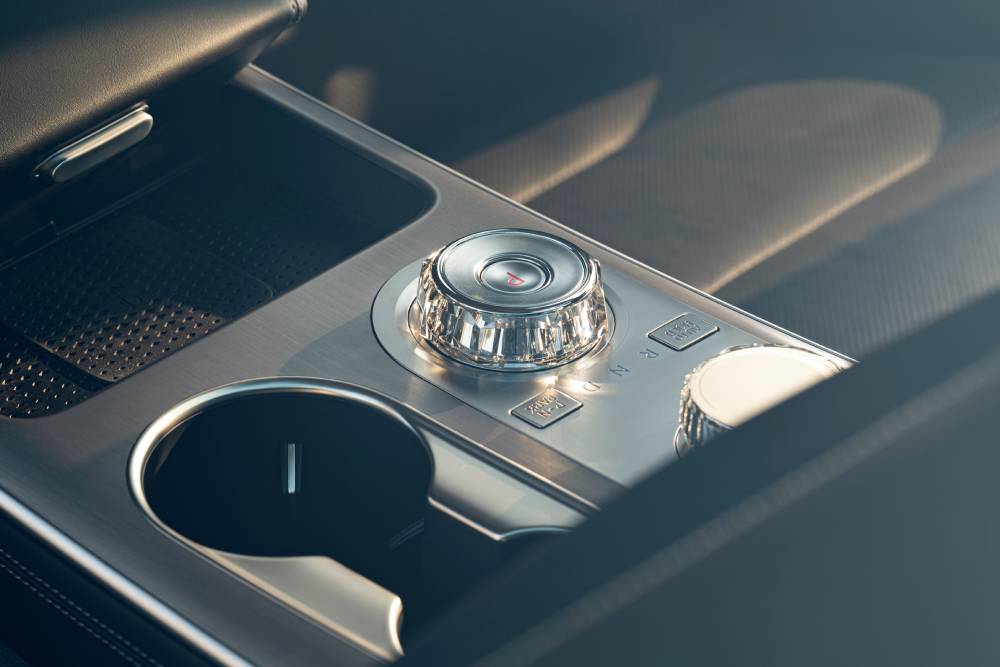 Νέο Genesis GV70 εντυπωσιάζει με γιγαντιαία οθόνη και αποκλειστικά βενζινοκίνητη έκδοση