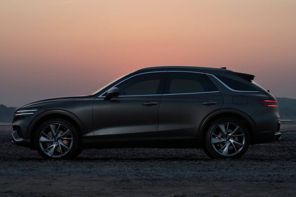Νέο Genesis GV70 εντυπωσιάζει με γιγαντιαία οθόνη και αποκλειστικά βενζινοκίνητη έκδοση