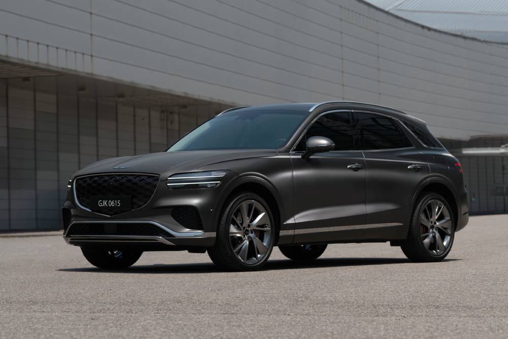 Νέο Genesis GV70 εντυπωσιάζει με γιγαντιαία οθόνη και αποκλειστικά βενζινοκίνητη έκδοση