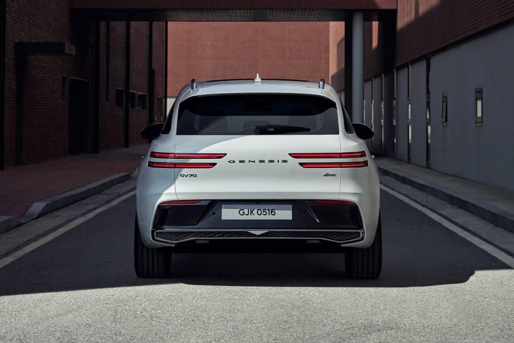 Νέο Genesis GV70 εντυπωσιάζει με γιγαντιαία οθόνη και αποκλειστικά βενζινοκίνητη έκδοση