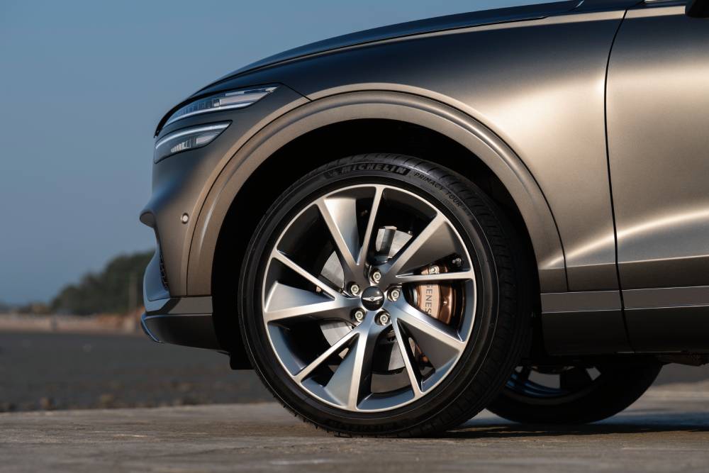 Νέο Genesis GV70 εντυπωσιάζει με γιγαντιαία οθόνη και αποκλειστικά βενζινοκίνητη έκδοση