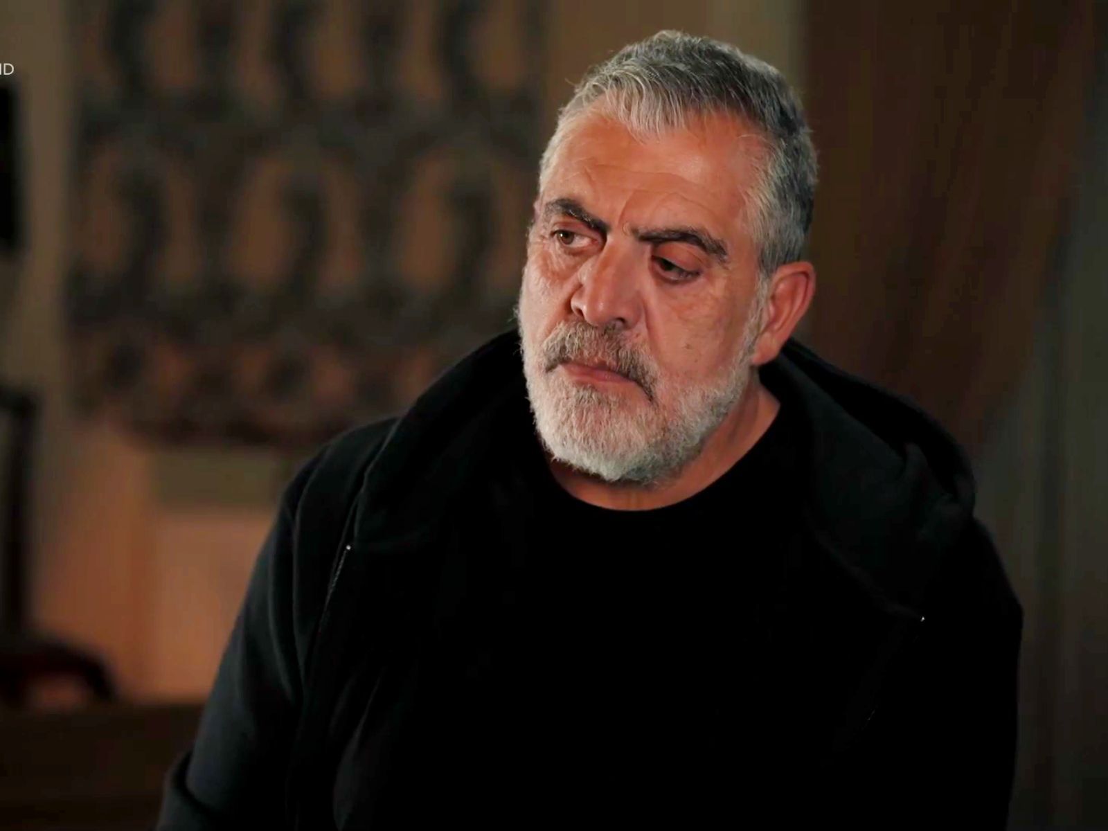 Η Γη της Ελιάς :O Δημοσθένης δίνει εντολή θανάτου και οργανώνει μαφιόζικο χτύπημα στη φυλακή.