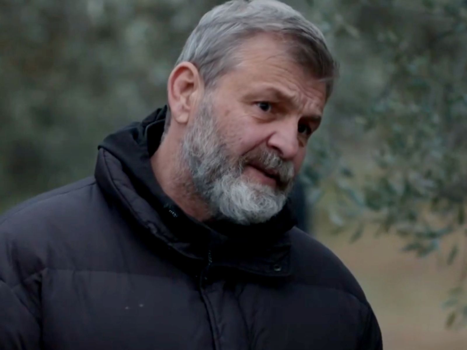 Η Γη της Ελιάς: Την είχες τόσο καιρό και αφού της έβγαλες το λάδι την αδειάζεις ξανά – Έξαλλός ο Τζον με τον Αποστόλη