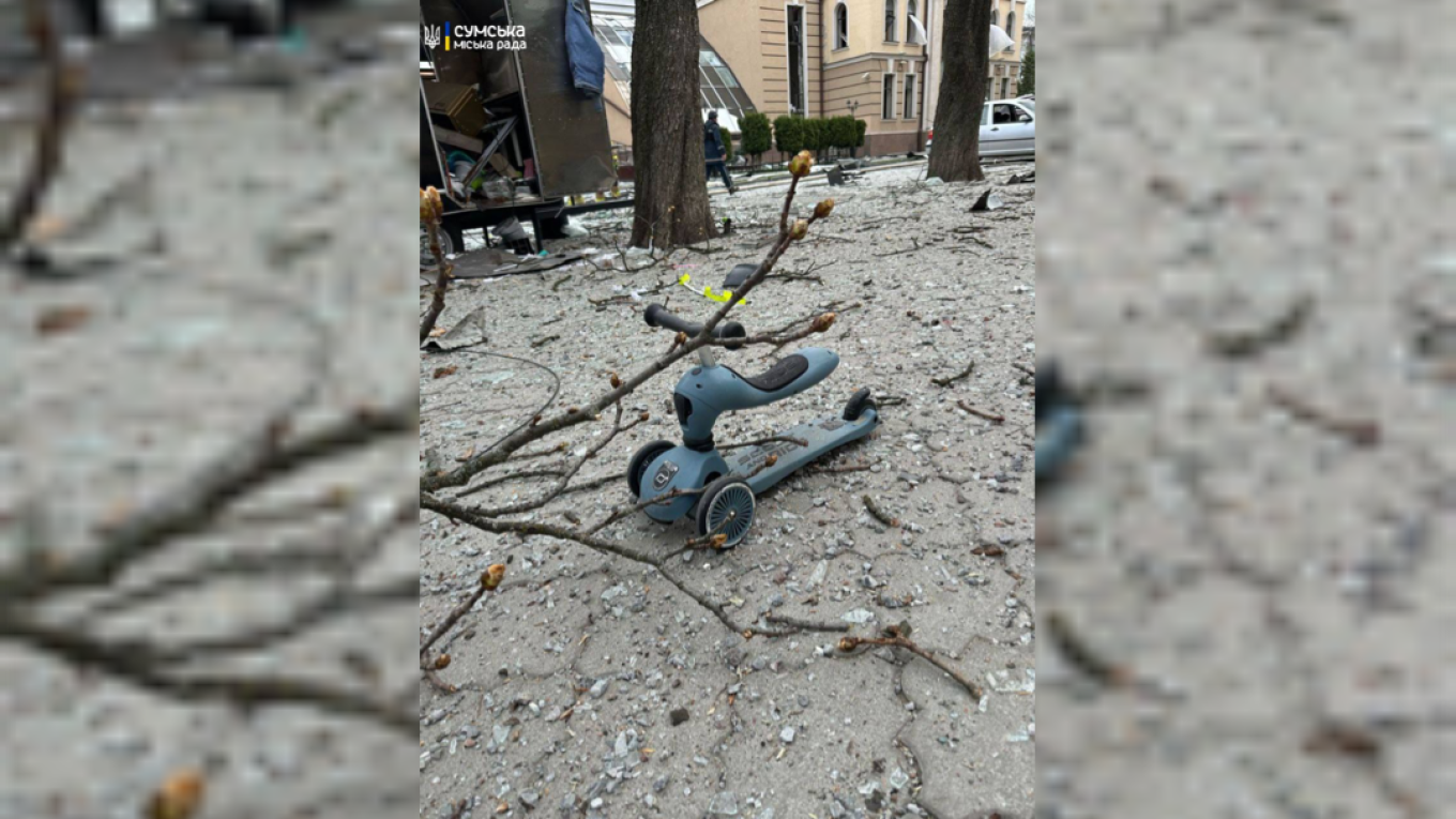 Ουκρανία: Τουλάχιστον 21 θύματα και 83 τραυματίες από το φονικό ρωσικό χτύπημα στην πόλη Σούμι