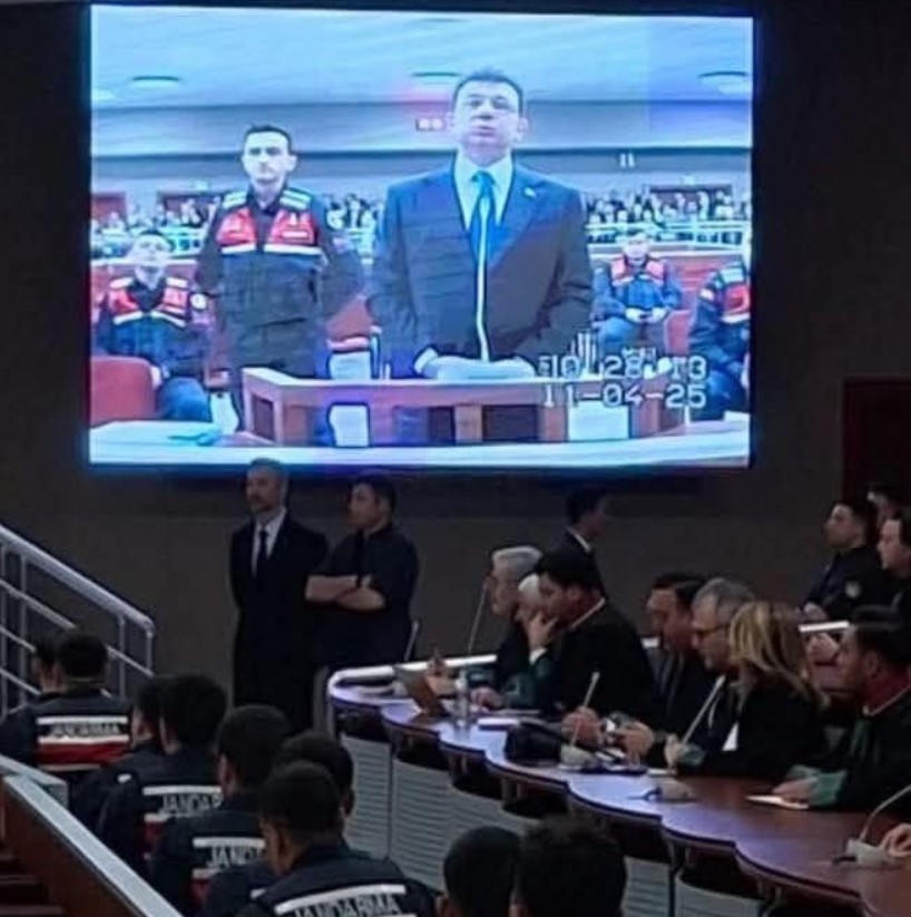 Ιμάμογλου: Η πρώτη εικόνα του στο δικαστήριο – «Είμαι κρατούμενος επειδή κέρδισα τρεις φορές τις εκλογές στην Κωνσταντινούπολη»