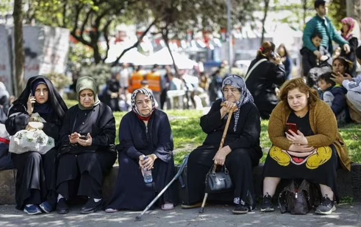 Σεισμός στην Τουρκία: Χιλιάδες κάτοικοι της Κωνσταντινούπολης διανυκτέρευσαν σε πάρκα – Πάνω από 120 μετασεισμοί, στους 151 οι τραυματίες – ΦΩΤΟ και ΒΙΝΤΕΟ