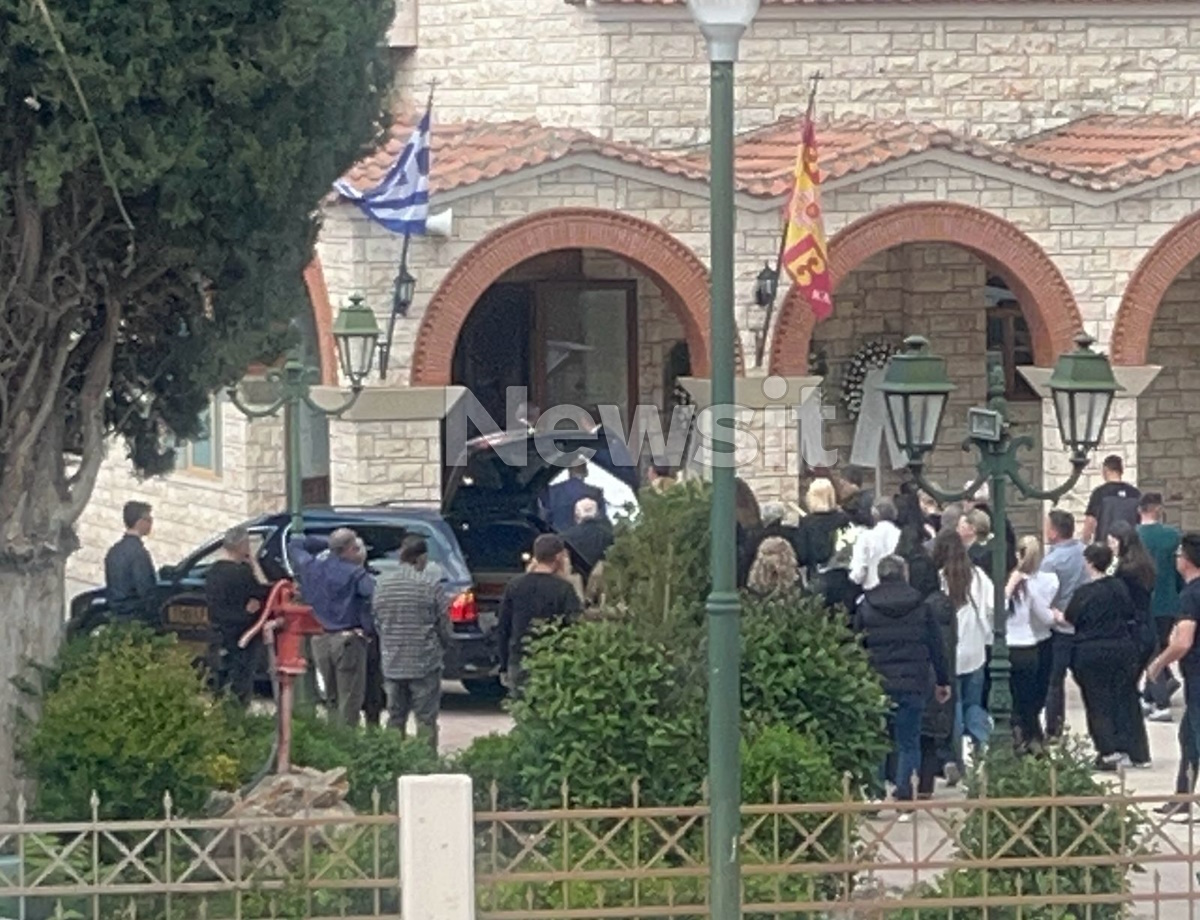 Φάρσαλα: Συντετριμμένη κοινωνία στο τελευταίο αντίο του 19χρονου που καταπλακώθηκε από τοίχο