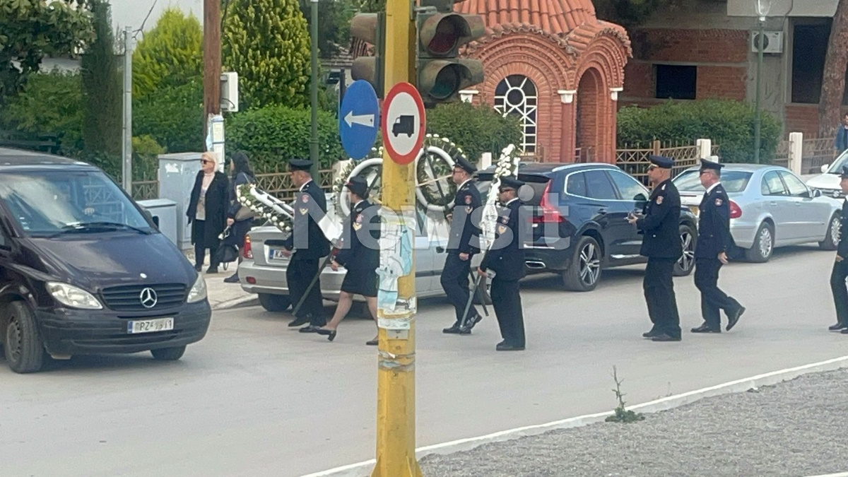 Φάρσαλα: Συντετριμμένη κοινωνία στο τελευταίο αντίο του 19χρονου που καταπλακώθηκε από τοίχο