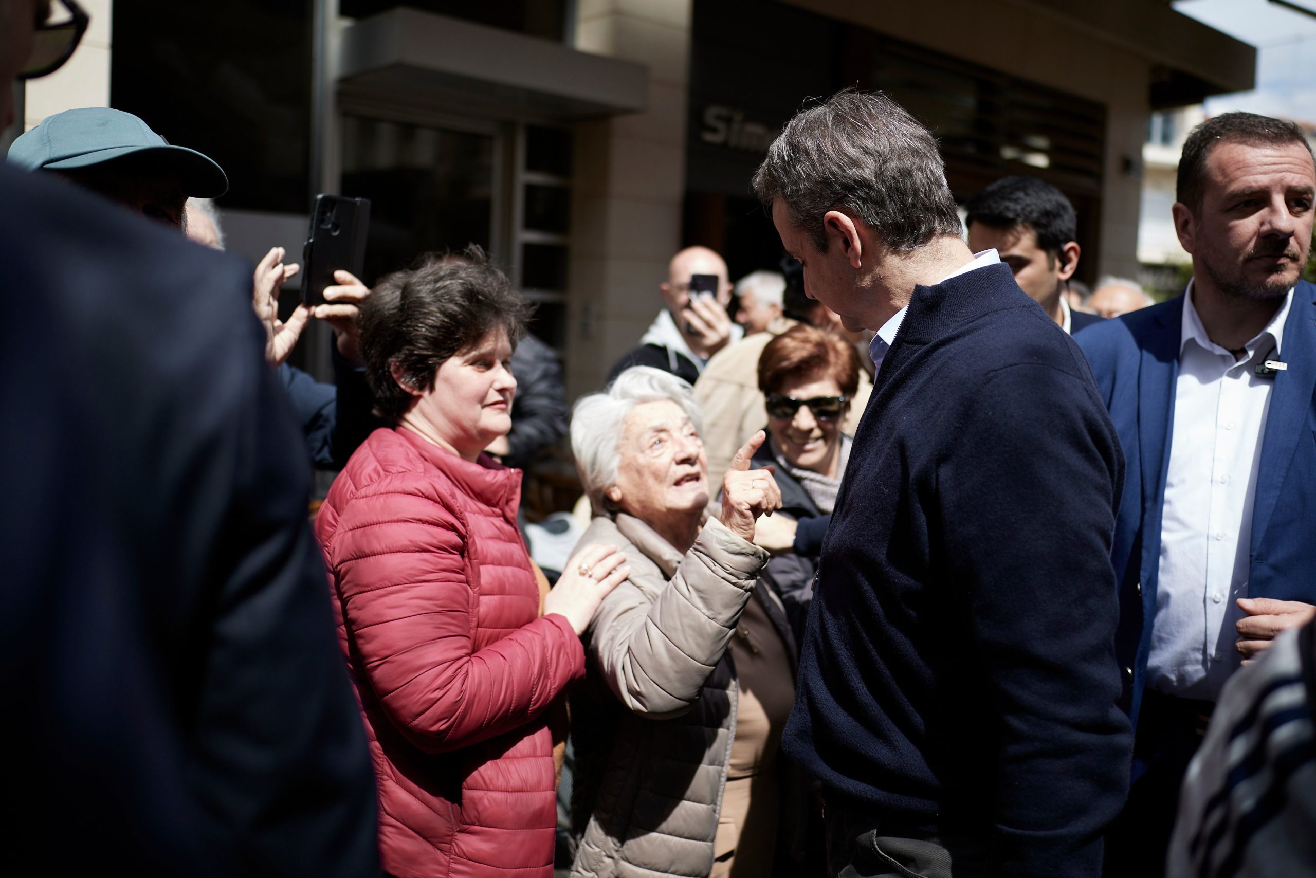 Μητσοτάκης σε πολίτες στη Λιβαδειά: Προτεραιότητα τα οφέλη της οικονομικής μας πολιτικής να φτάσουν στο δικό σας πορτοφόλι