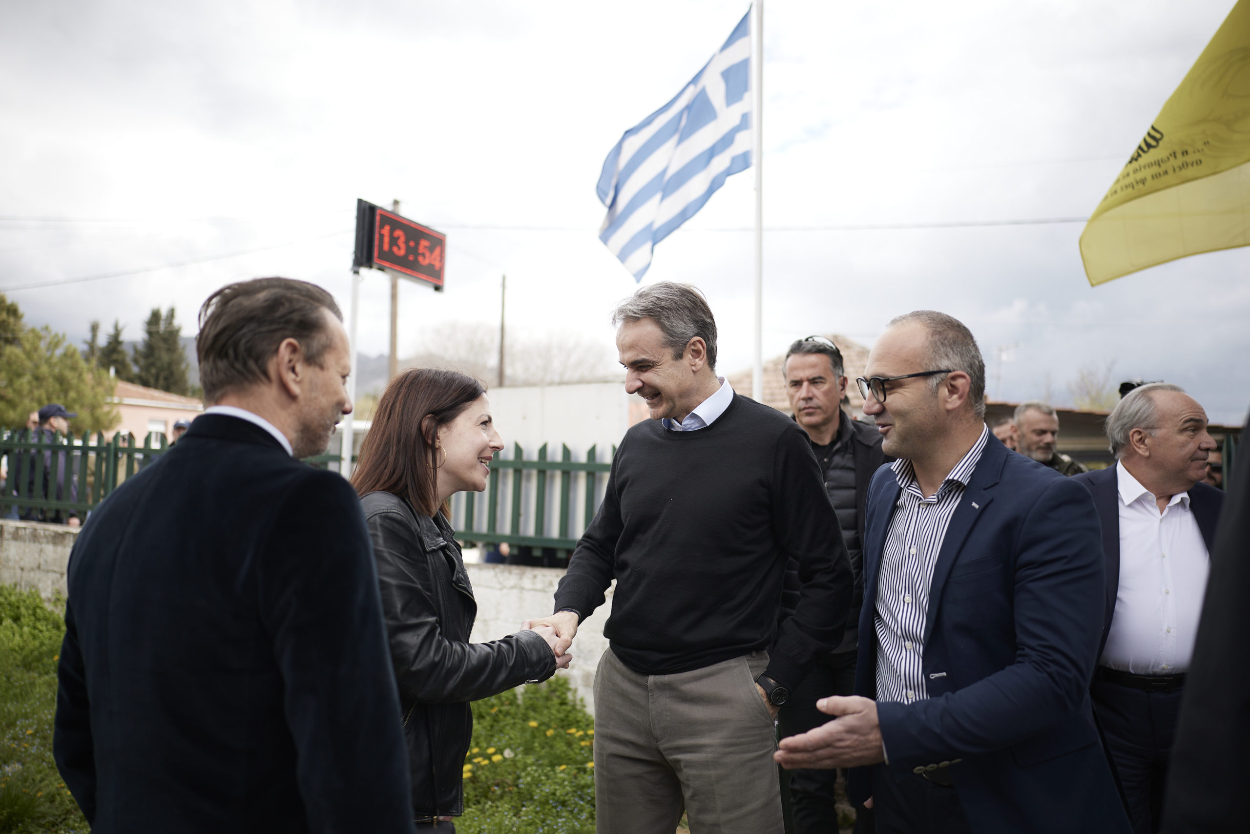 Επίσκεψη Μητσοτάκη στον οικισμό Ακρινή που μεταμορφώνεται σε "πράσινο παράδεισο" – Η αποκαλυπτική συνομιλία με κατοίκους