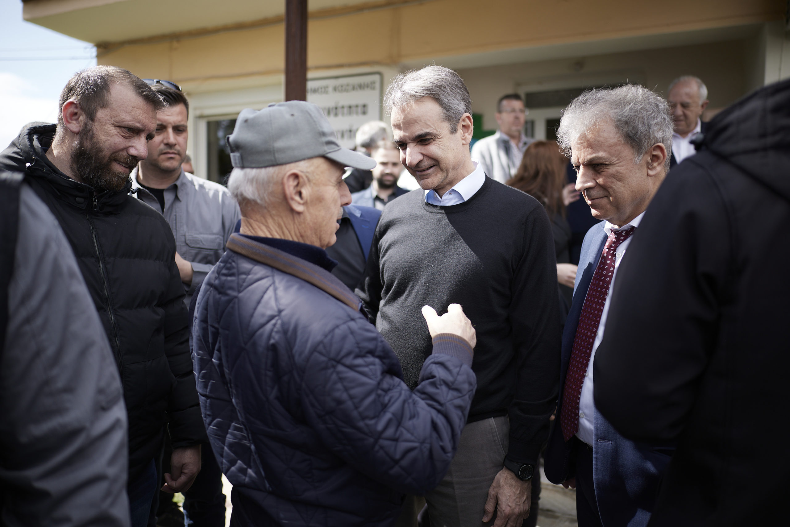 Επίσκεψη Μητσοτάκη στον οικισμό Ακρινή που μεταμορφώνεται σε "πράσινο παράδεισο" – Η αποκαλυπτική συνομιλία με κατοίκους