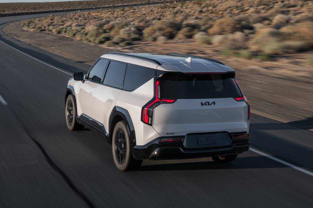 Νέο Kia EV9 Nightfall μαγνητίζει με σκοτεινή γοητεία
