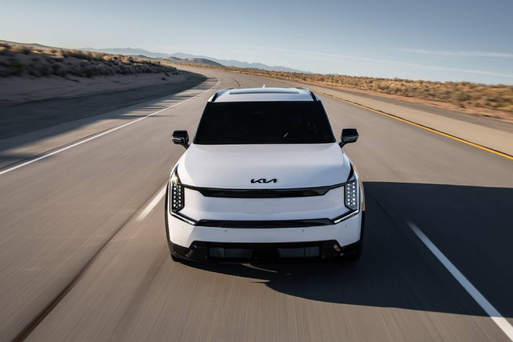 Νέο Kia EV9 Nightfall μαγνητίζει με σκοτεινή γοητεία