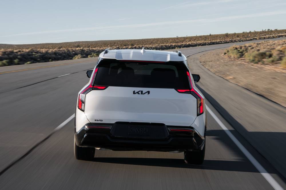 Νέο Kia EV9 Nightfall μαγνητίζει με σκοτεινή γοητεία