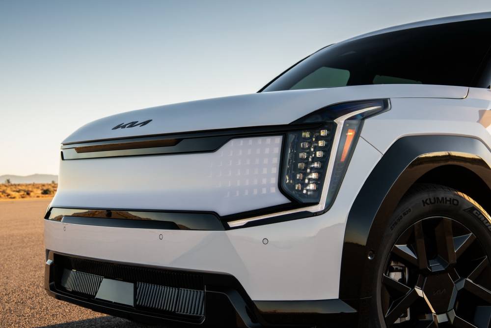Νέο Kia EV9 Nightfall μαγνητίζει με σκοτεινή γοητεία