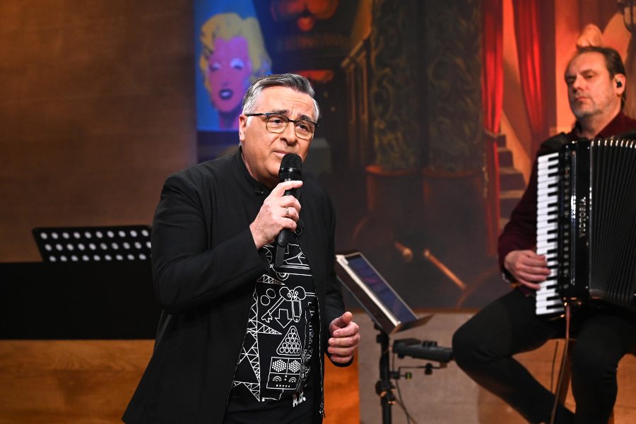 "Παρέα": Ο Γιώργος Κουβαράς μας ταξιδεύει μουσικά στη χρυσή εποχή του ελληνικού σινεμά