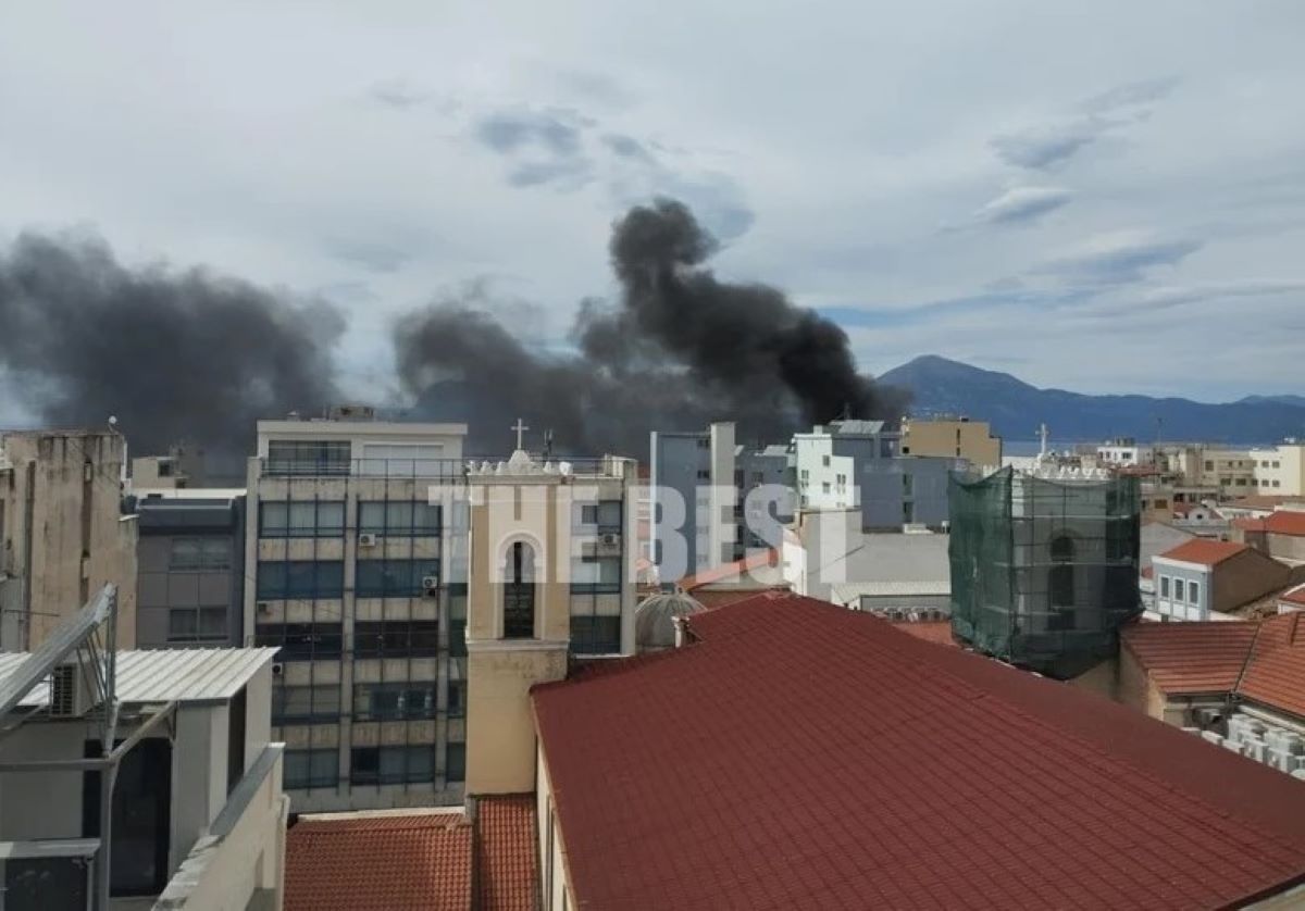 Φωτιά στο κατάστημα Zara στην Πάτρα – Εκκενώθηκε το ξενοδοχείο από πάνω
