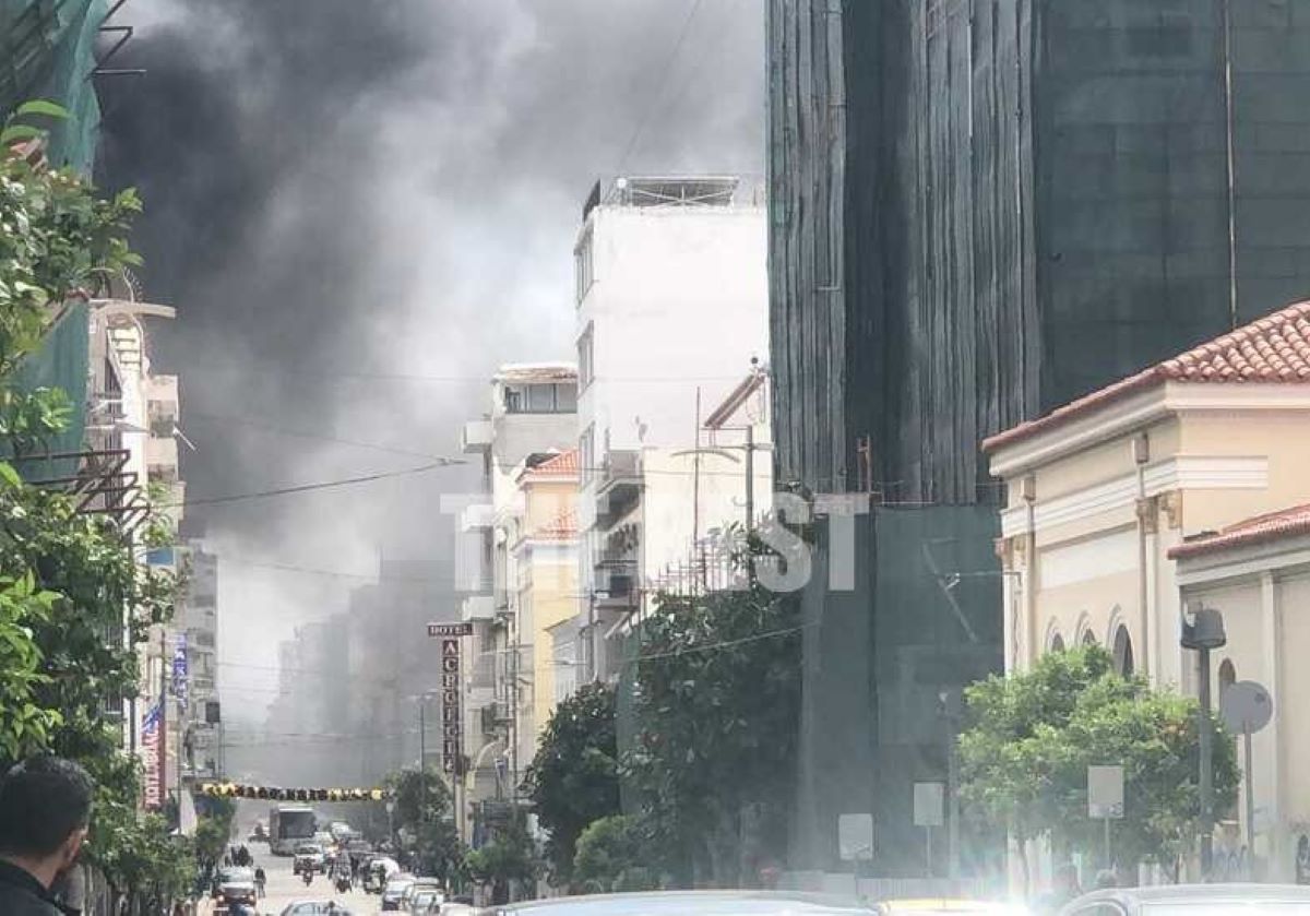 Φωτιά στο κατάστημα Zara στην Πάτρα – Εκκενώθηκε το ξενοδοχείο από πάνω