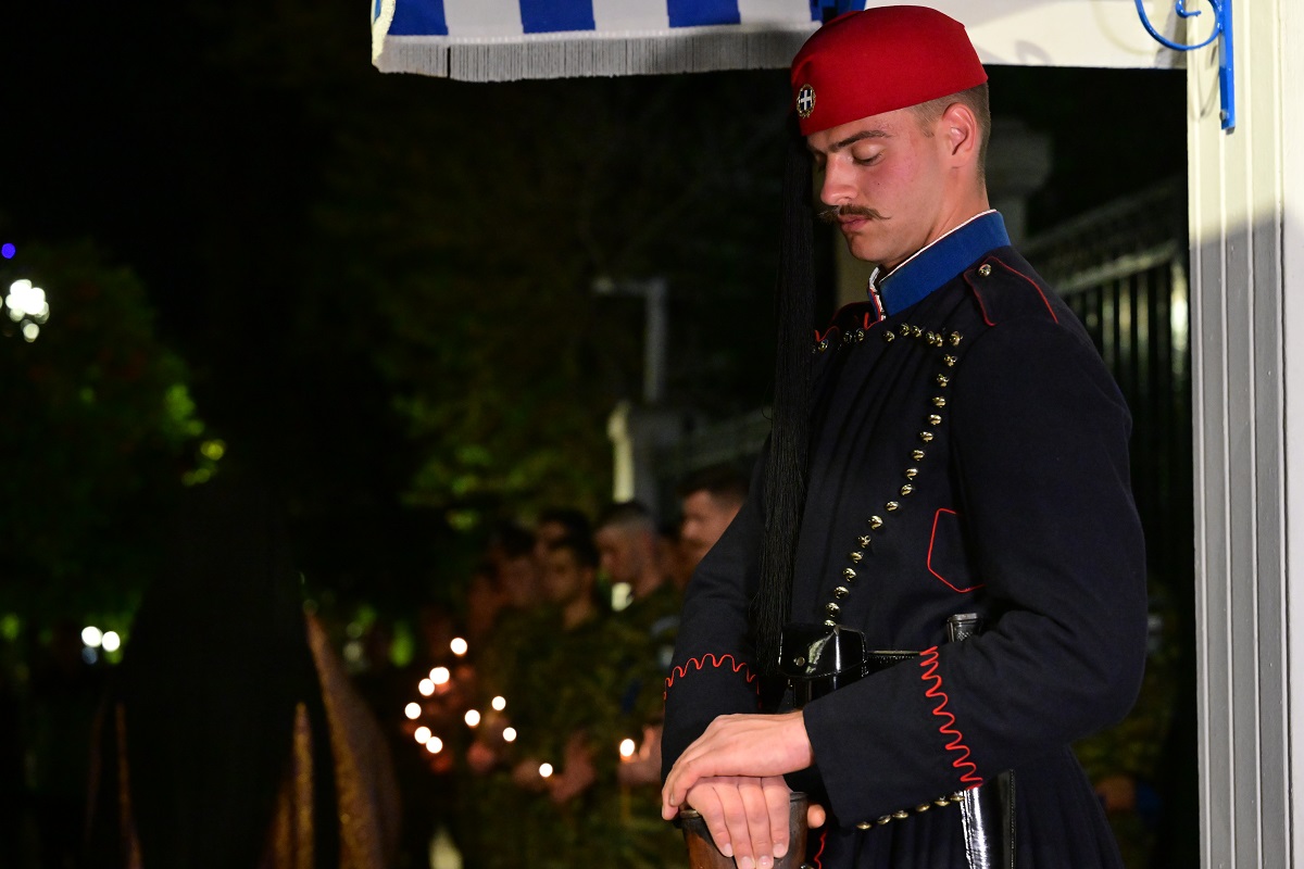 Μεγάλη Παρασκευή: Κορύφωση του Θείου Πάθους με συγκλονιστικές εικόνες σε κάθε γωνιά της Ελλάδας