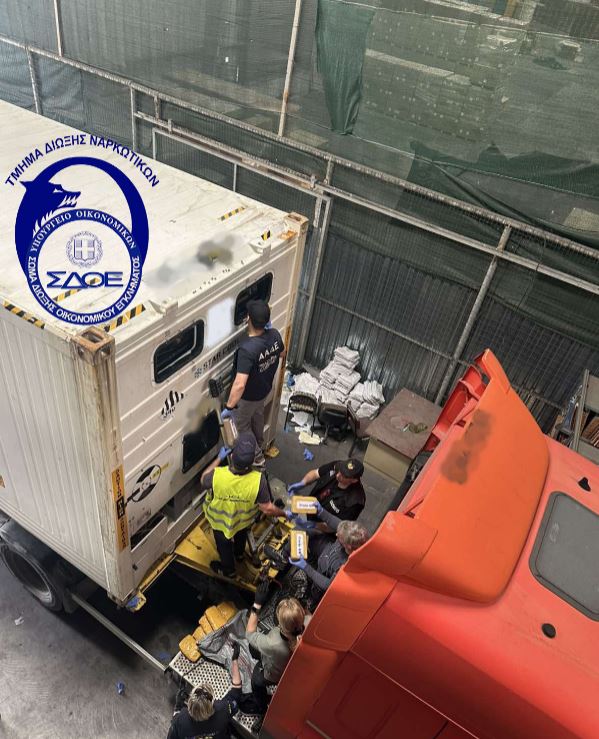 ΣΔΟΕ: Εντοπίστηκαν πάνω από 50 κιλά κοκαΐνης κρυμμένα σε φορτίο με γαρίδες με προορισμό το λιμάνι του Πειραιά – ΦΩΤΟ