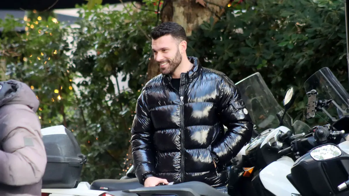 Στάθης Σχίζας: Βίωσε τον έρωτα; – «Πρέπει να ματώσεις για να…» 4 Ο Στάθης Σχίζας μπροστά από τη μηχανή του