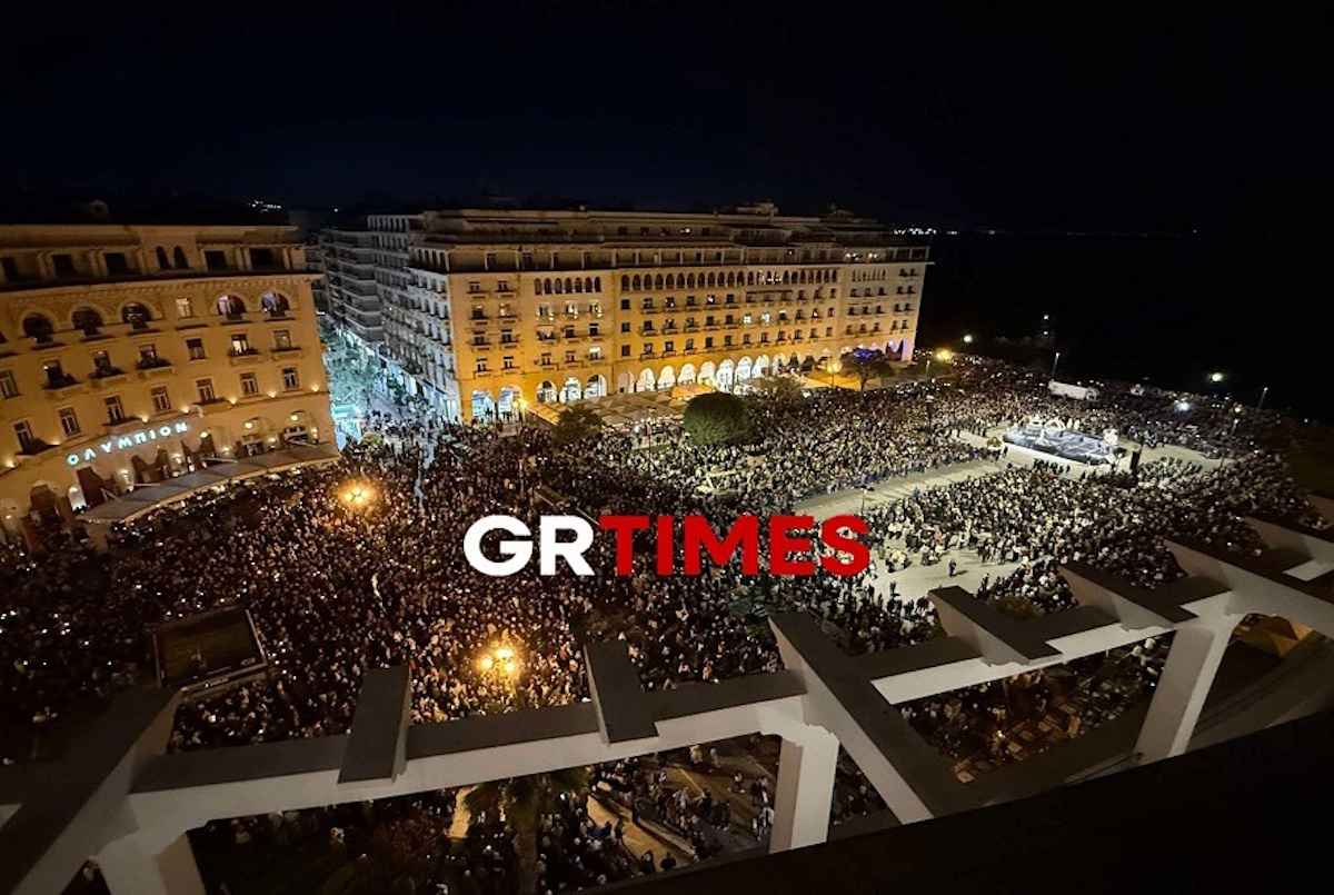 Θεσσαλονίκη: Πλημμύρισε από πιστούς η πλατεία Αριστοτέλους στο μαγευτικό αντάμωμα των πέντε Επιταφίων 2 Πλήθος πιστών στην πλατεία Αριστοτέλους