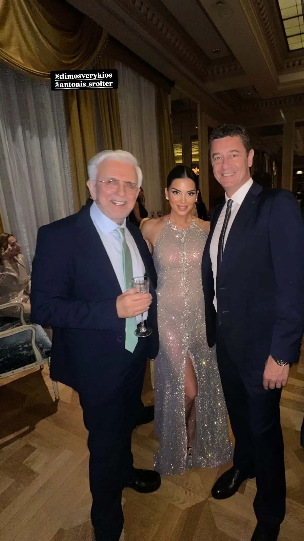Λαμπερός γάμος στη showbiz: Ο ξέφρενος χορός της Τσιμτσιλή, ο Σοφός και τα παθιασμένα φιλιά της Σιαμπάνη με τον Σταθοκωστόπουλο στη δεξίωση 5 Ο Δήμος Βερύκιος, η Σταματίνα Τσιμτσιλή και ο Αντώνης Σρόιτερ