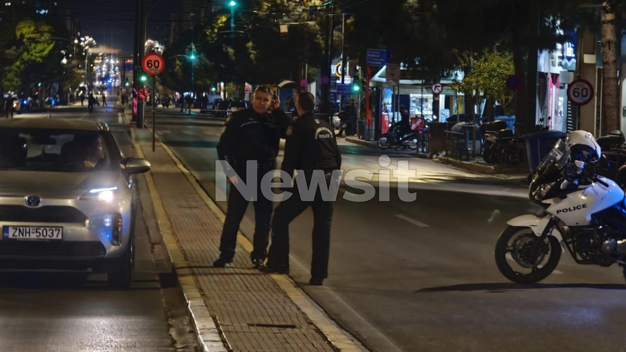 Το μοιραίο σακίδιο με τη βόμβα στιγμές πριν την έκρηξη έξω από τα γραφεία της Hellenic Train στη λεωφόρο Συγγρού