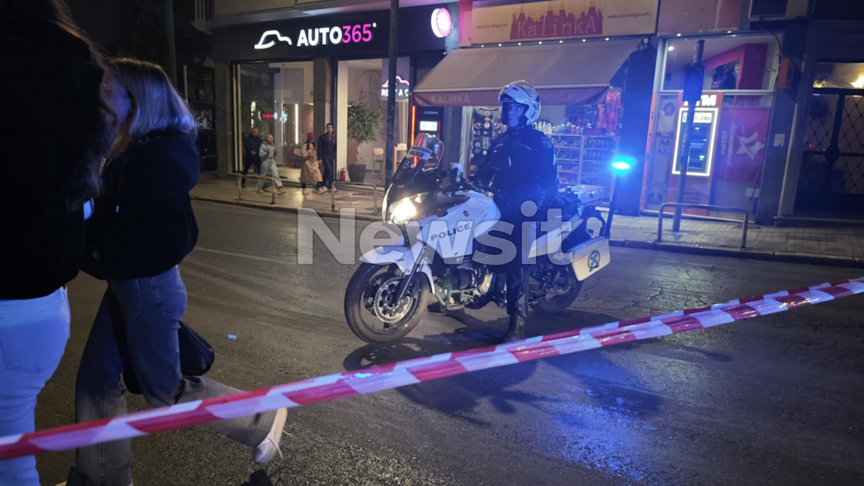 Το μοιραίο σακίδιο με τη βόμβα στιγμές πριν την έκρηξη έξω από τα γραφεία της Hellenic Train στη λεωφόρο Συγγρού